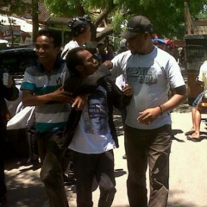 TNI Datang, Massa Aksi di Bandara Memilih Mundur - Kabar Harian Bima