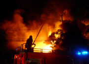 Si Jago Merah Mengamuk di Sadia, Toko Bangunan Terbakar