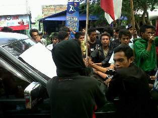 Demo Hardiknas, Mobil Pemerintah Disandera - Kabar Harian Bima