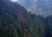 Puing Pesawat Sukhoi Ditemukan di Tebing Gunung Salak