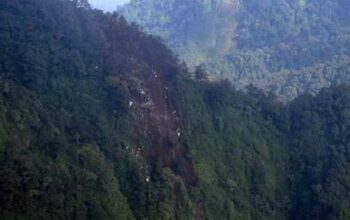 Puing Pesawat Sukhoi Ditemukan di Tebing Gunung Salak - Kabar Harian Bima