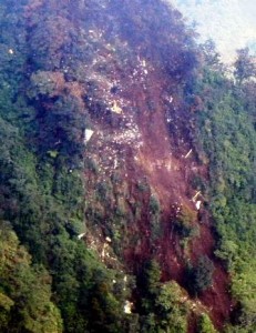 Puing Pesawat Sukhoi Ditemukan di Tebing Gunung Salak - Kabar Harian Bima
