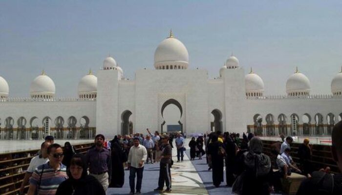 Karpet Masjid Ini Dirajut Oleh 1.200 Wanita