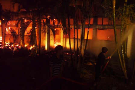 Kebakaran Melanda Gedung Prodi Ekonomi STKIP Bima - Kabar Harian Bima