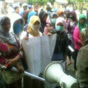 'Sentil' Bupati, Puluhan Wanita Dadibou Gelar Demonstrasi - Kabar Harian Bima