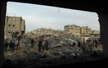 warga palestina di sekitar reruntuhan akibat serangan udara israel,kamis (15-12/2012) lalu. foto : ibrahim abu mustafa/Reuters