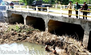 Cegah Banjir, Linmas Inti Bersihkan Sungai - Kabar Harian Bima