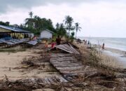 Gelombang Pasang, Warga Desa Sangiang Mengungsi