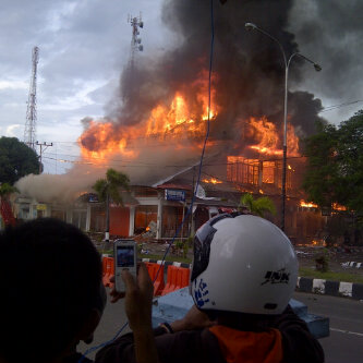 Hotel tambora yang terbakar hebat pasca kerusuhan yang melanda Sumbawa