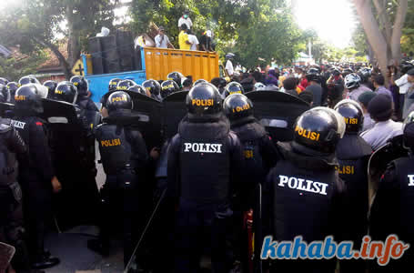 Massa mengepung kantor KPU Kota Bima