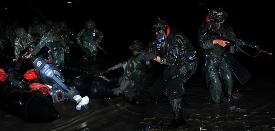 Prajurit Marini melakukan pendaratan di pantai Ule Kota Bima dalam simulasi latihan tempur pada gelar Latihan Gabungan TNI 2013