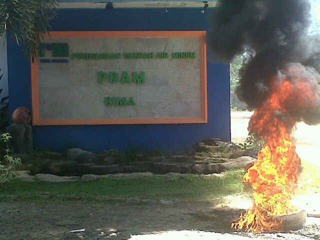 Pegawai bakar ban depan kantor PDAM sebagai wujud protes, sabtu, 3 Agustus 2013. Foto: Cen