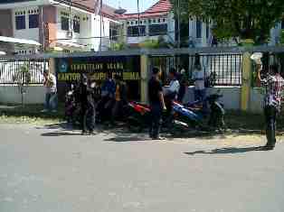 LSM Kipang Demo Kemenng Soal Uang Bunga Daftar Haji. Foto: Gus