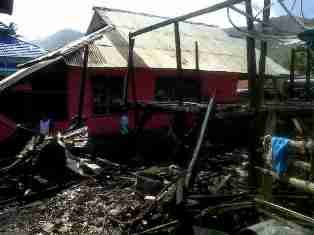 Puing rumah panggung milik korban yang ludes terbakar. foto : AL