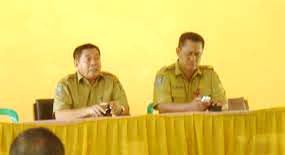 Drs. H. Syafruddin, M.Pd (kiri) dan Kepala Dikpora Kabupaten Bima, Drs. H. Zubair Har, M.Si. Foto: Kampung Media