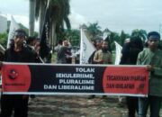 HTI Demo Tolak Kedatangan ‘Musdah’ Aktivis Gender