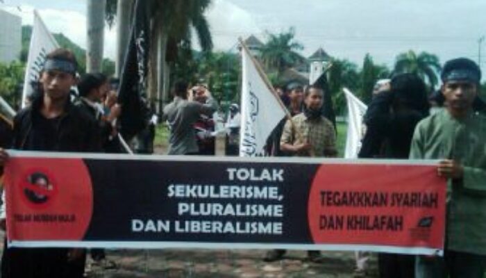 HTI Demo Tolak Kedatangan ‘Musdah’ Aktivis Gender