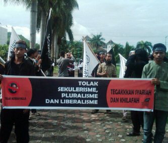 Puluhan anggota Hizbut Tahrir Indonesia (HTI) Bima, menolak keras kedatangan Prof. Dr. St Musdah Mulia, di Kota Bima. Penolakan itu diekspresikan melalui demonstrasi,  Senin (23/12/13). Foto : Agus