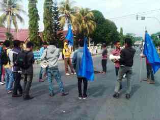 IMAPPA menggelar unjuk rasa menolak pertambangan di Kecamatan Parado, Senin (30/12). Foto: AGUS