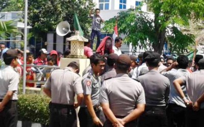 API Demo Polres Bima Kota. Foto: Teta