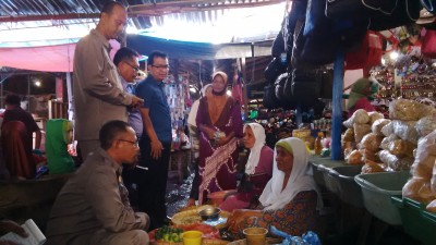 Komisi II DPRD Kota Bima saat mendatangi pedagang di Pasar Kota Bima. Foto: Bin