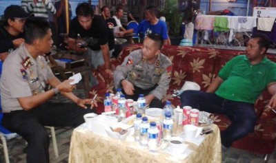 Rapat koordinasi bentrok di kediaman Walikota Bima. Foto: Teta