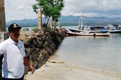 Walikota Bima saat meninjau Pantai Lawata. Foto: Bin