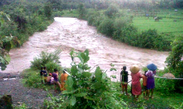 Banjir di Sape, Jembatan Ambruk, Satu Warga Meninggal - Kabar Harian Bima