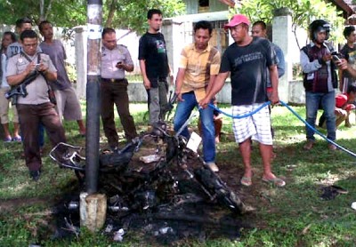 Motor yang dibakar sesaat setelah dipadamkan. Foto: Teta