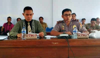 Wakapolres Bima Kota saat memberikan klarfikasi soal penahanan korban bentrok di kantor DPRD Kota Bima. Foto: Bin