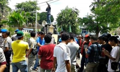 10 Ormas saat menggelar aksi di depan kantor Mapolres Bima Kota. Foto: Teta