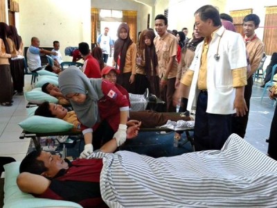 Donor Darah yang digelar Alumni SMAN 1 Kota Bima bersama PWI Bima. Foto: Bin