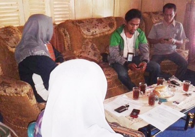 Istri Muis dan istri Jufri saat memberikan keterangan soal protes pemberhentian tidak hormat untuk suaminya. Foto: Teta