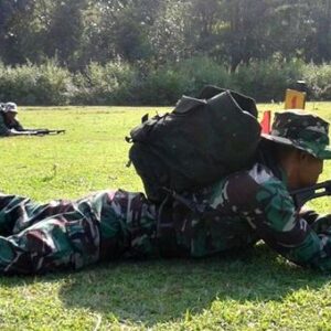 Tentara Bima Latihan Kualifikasi Mahir Menembak