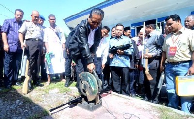 Wagub NTB saat proses pemusnahan Senpi didampingi Kapolda  NTB dan Walikota Bima. Foto: Bima