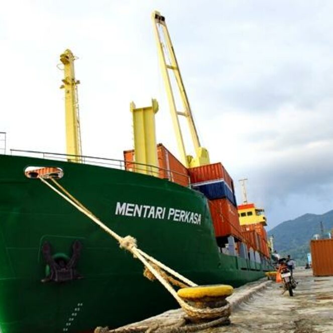 Kapal Mentari Perkasa Foy III Bersandar di Pelabuhan Bima