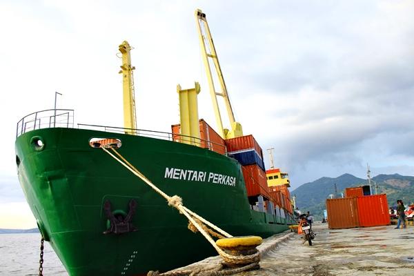 Kapal Mentari Perkasa Foy III Bersandar di Pelabuhan Bima - Kabar Harian Bima