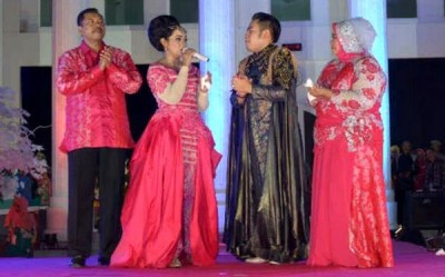 Nassar bersama Walikota Bima, Istri Walikota Bima dan Selvy Anak Walikota Bima. Foto: Hum