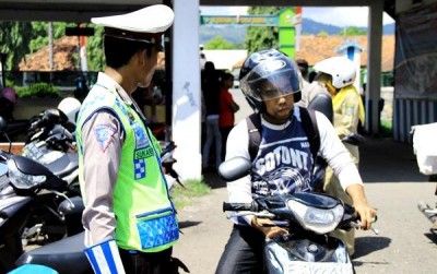 Petugas Lantas Polres Bima Kota saat memeriksa pengendara. Foto: Bin