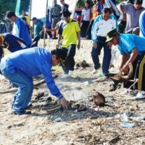 Bupati Bima Pimpin Gotong Royong Pembersihan Pantai Kalaki - Kabar Harian Bima