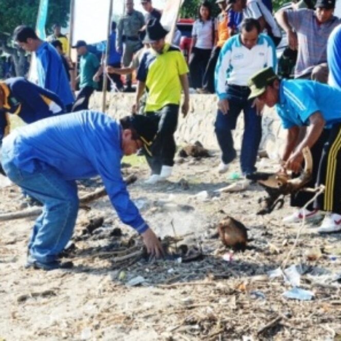 Bupati Bima Pimpin Gotong Royong Pembersihan Pantai Kalaki