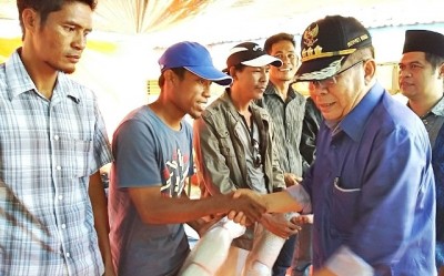 Bupati Bima saat menyerahkan bantuan di Karampi. Foto: Hum