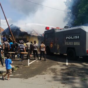 Kantor Polres Terbakar, Water Canon Dikerahkan, Tahanan Dievakuasi