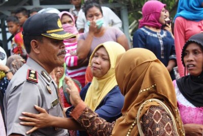 Warga saat mendatangi Rutan Bima dan dihadang Polisi. Foto: Bin