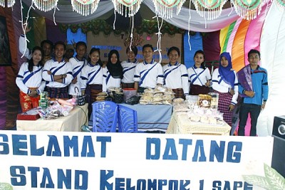 Foto bersama mahasiswa di salah satu stan. Foto: Bima