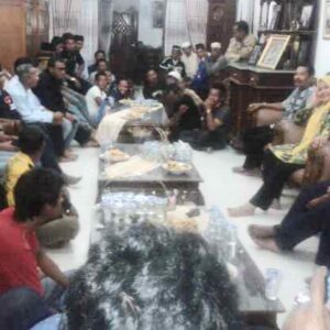 Mantan Camat dan Tokoh Ambalawi Bertandang ke Rumah Dae Dinda - Kabar Harian Bima