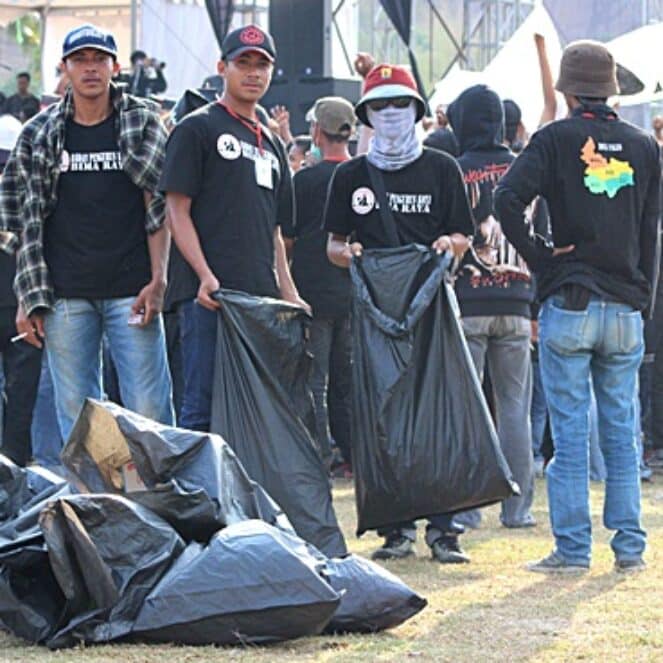 Peduli Lingkungan, Oi Bima Bersihkan Sampah Saat Konser Iwan Fals