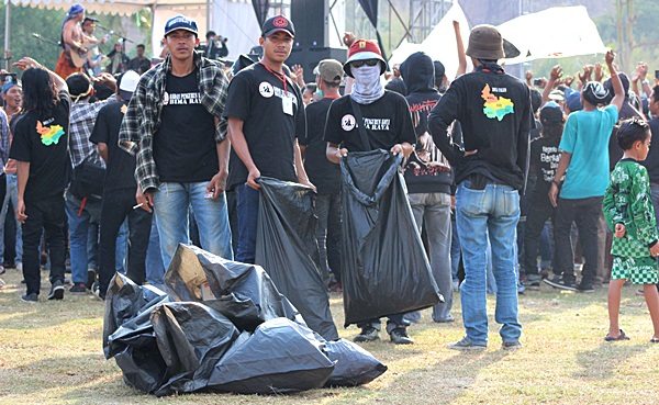 Peduli Lingkungan, Oi Bima Bersihkan Sampah Saat Konser Iwan Fals - Kabar Harian Bima