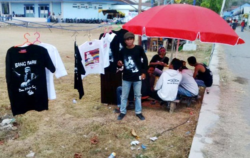 Iwan Fals ke Bima, Pedagang Baju Keciprat Rezeki - Kabar Harian Bima