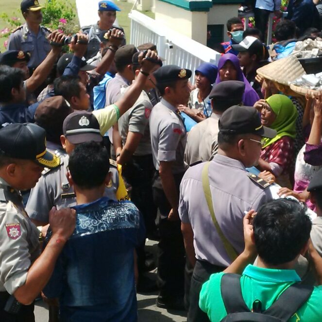 Ratapi Nasib, Ina Ina Protes tak Dapat Lokasi di Pasar Amahami